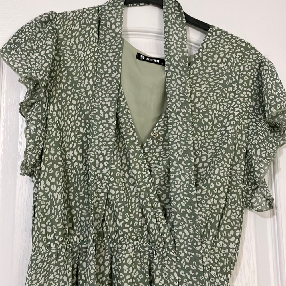 Green Ruffled V-Neck Maxi Sundress - Picture 2 of 4